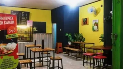 Makanan Resto Dijual di Gerobak Keliling, Ada Ayam Geprek hingga Nasi Padang