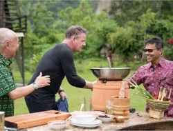 Gordon Ramsay Makan Rendang Pakai Tangan Langsung, Begini Komentarnya!